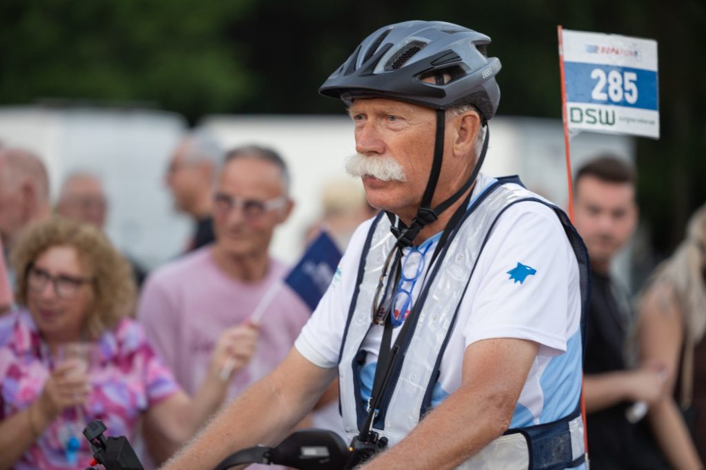 Gerard Oortwijn fietst tijdens de Roparun 2026
